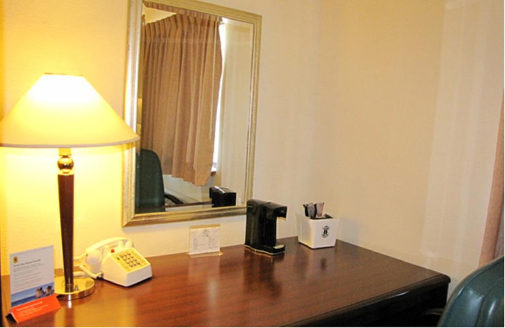 Super 8 By Wyndham Willows Habitación foto