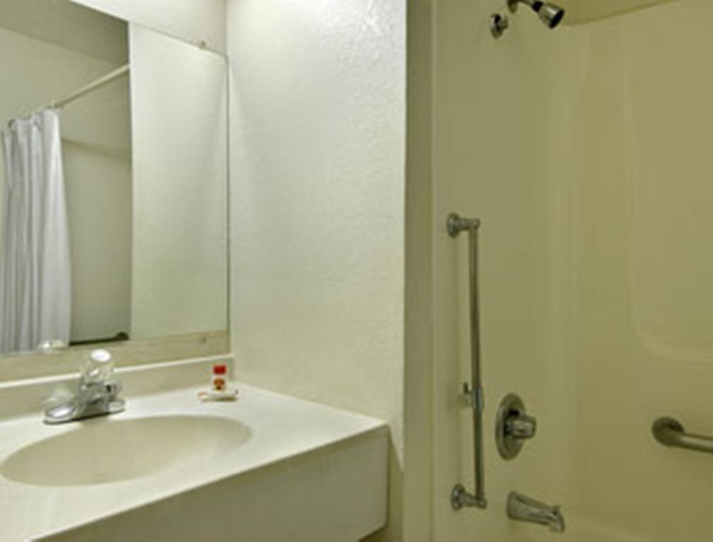 Super 8 By Wyndham Willows Habitación foto